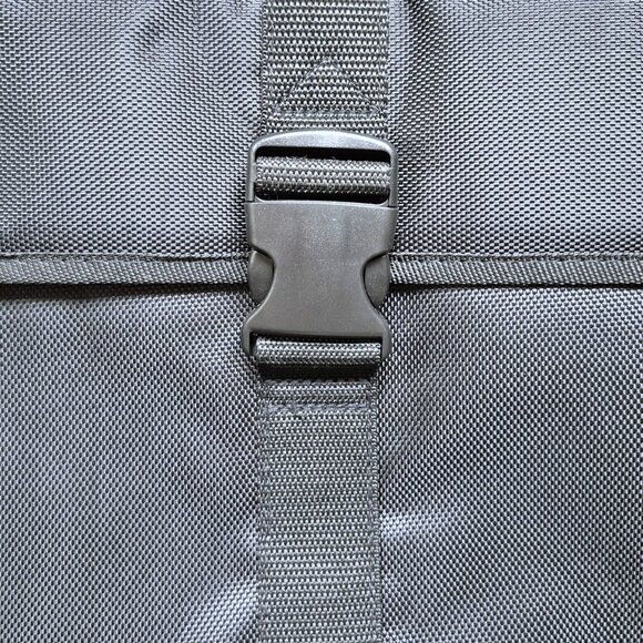 Art portfolio bag, 20" x 26" x 4" with adjustable shoulder strap, black - Picture 3 of 7